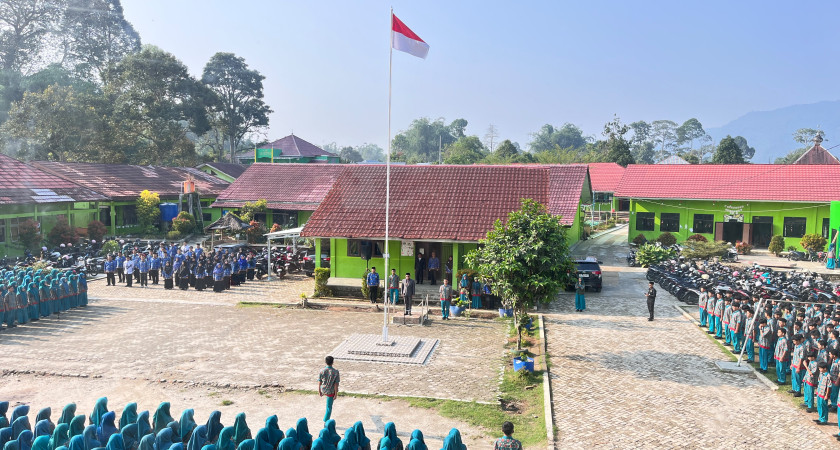 Kakantor kemenag Lampung Barat Pimpin Upacara Hari Kesaktian Pancasila di MAN 1 Lampung Barat